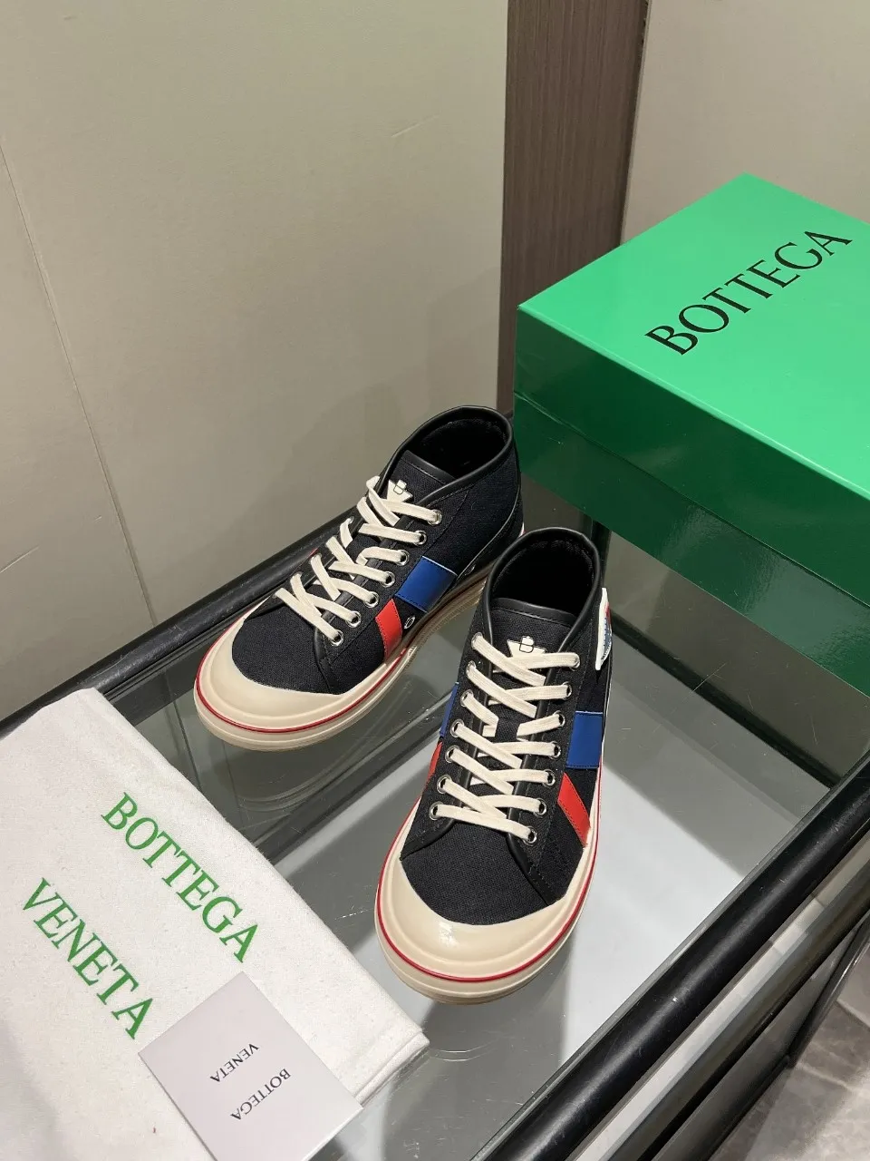p540🐮🐮Bottega Veneta BV's latest Eliot series, retro basketball shoes, casual sports canvas shoes, become gods when they are launched! [Celebration] [Celebration] A 1:1 copy of the original version, [Fireworks] original material, [Fireworks] original color system, inspired by retro basketball sneakers, the color combination highlights youthful vitality, and perfectly interprets the theme of youth and childlike innocence. The details are also very particular. The summer canvas brings excellent durability and comfort. Designs such as calfskin trim, rubber toe caps and hand-painted retro red lines are full of retro feel. The round toe and convex sole add a modern feel and are suitable for various styles. Easily create a fashionable atmosphere. The upper foot is the focus...can be worn as a couple's shoes...each shoe has more taste and attitude! Fabric: Original customized high-density canvas + cowhide Lining: Original customized breathable canvas Insole: movable latex cowhide insole. Sole: original molded non-slip and wear-resistant TPU material. Sole thickness: 3cm. Size: women's size 35#-40#, men's size 39#-45#.